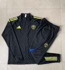 MANCHESTER UNITED VII 25/26 SHORTS + SWEATSHIRT