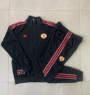 MANCHESTER UNITED VI 25/26 SHORTS + SWEATSHIRT