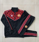 MANCHESTER UNITED I 25/26 SHORTS + SWEATSHIRT